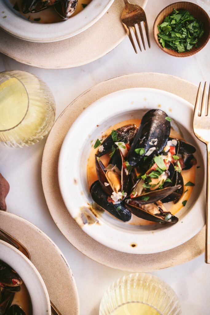 Mussels in white wine sauce.